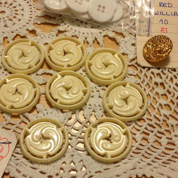 Vintage and other buttons bundle, sewing crafts - Picture 9 of 9